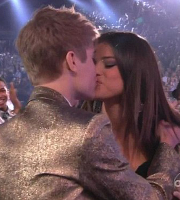 justin bieber selena gomez beach kiss. Justin Bieber and Selena Gomez