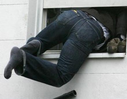 sneaking-out Sneaking out from one night stand